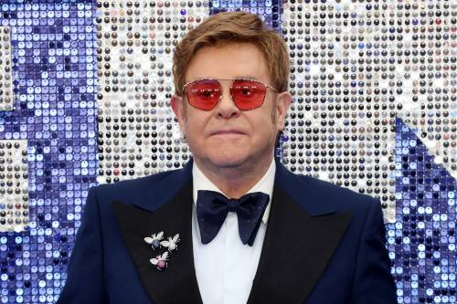 Elton John mostra la medaglia degli Alcolisti Anonimi: “Io sobrio da 29 anni”