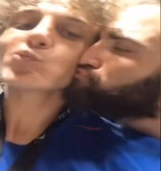 Chelsea, Higuain scatenato nei festeggiamenti: bacio a David Luiz per sancire la pace