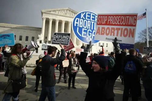 Aborto, divieto in Louisiana: il ricatto di Netflix e Disney