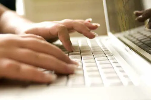 Napoli, la truffa dei finti appuntamenti online: in manette una coppia