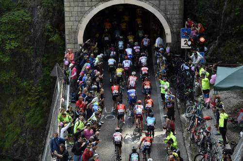 Giro d'Italia, 19a tappa: vince Chaves. Carapaz resta in rosa, domani giornata decisiva