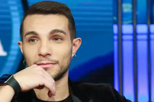Caso Carta, ecco chi è la donna che accompagnava il cantante