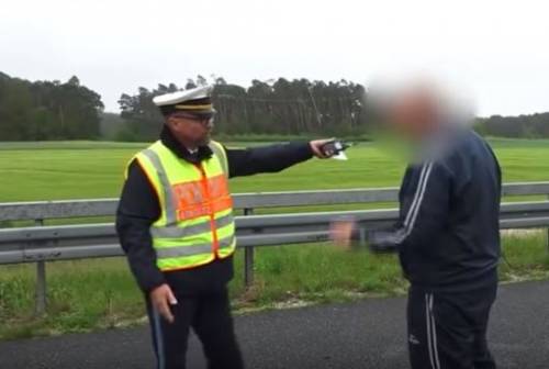 Dopo l'incidente il poliziotto umilia automobilisti che scattano foto