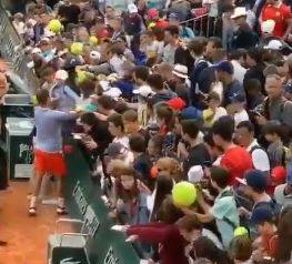 Roland Garros, Wawrinka salva un bimbo che stava per essere schiacciato dalla folla