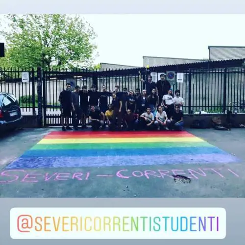 Milano, istituto Severi Correnti: sul marciapiede simbolo Lgbt
