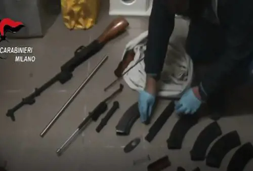Milano, droga, pistole e kalashnikov in casa: presi 51enne e compagna
