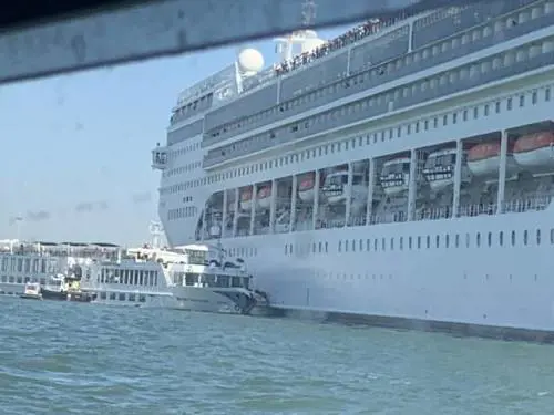 Nave da crociera urta battello. Passeggeri feriti a Venezia