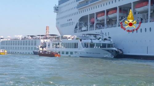 Mega nave contro il battello. Sfiorata la strage a Venezia