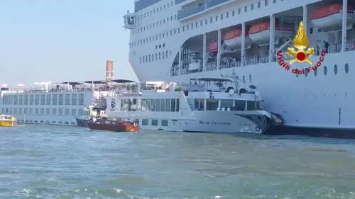 Scontro in laguna, pilota e comandante indagati ​per l'incidente a Venezia