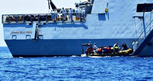 A Genova sbarcano i migranti Polizia dà la caccia agli scafisti