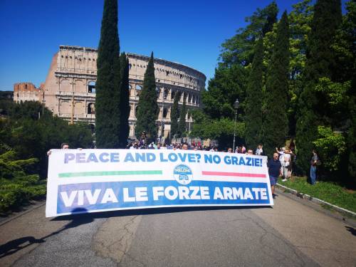2 giugno, FdI e lo striscione per la Trenta: "Peace and love? No grazie"