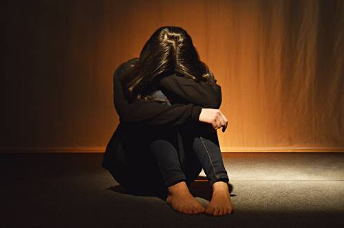 Stanca degli abusi ragazzina tentò il suicidio: 12 anni al padre pakistano