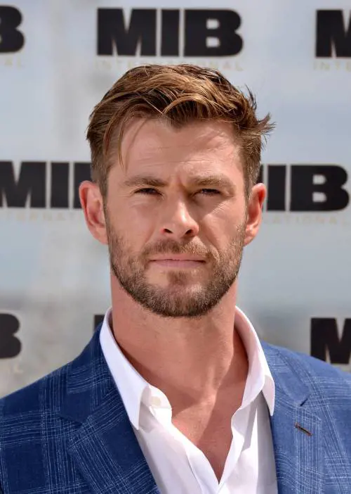 Un uomo cerca di comprare dell'erba con il documento di Thor