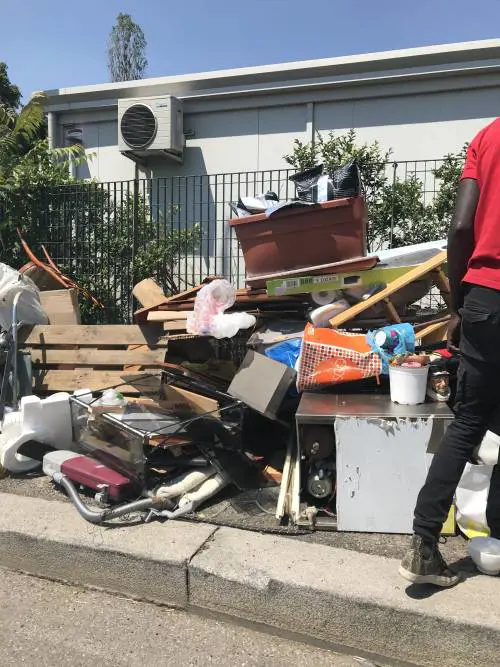 Nella ricicleria-discarica, c'è chi paga gli immigrati per non fare la fila