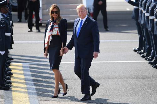 Il Presidente Trump e la First Lady arrivano in Inghilterra per gli incontri ufficiali