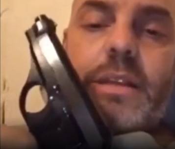Ferrara, il candidato della Lega con la pistola nel letto: "Deve essere contagioso"