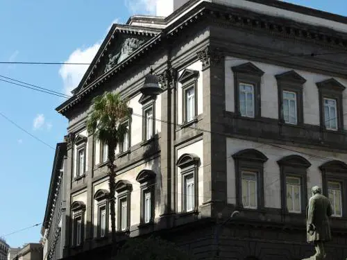 Napoli, donna incinta investita sulle strisce insieme alla figlia