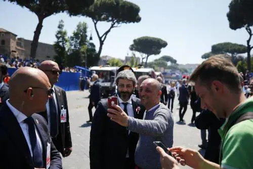 Fico dedica il 2 giugno ai rom. E loro borseggiano alla parata