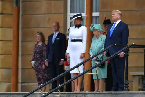 Trump atterra a Londra e attacca il sindaco: "Un perdente"