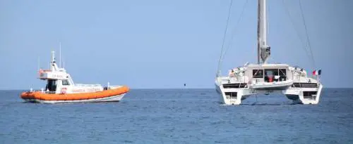 Multa di 459 euro al catamarano francese sotto costa