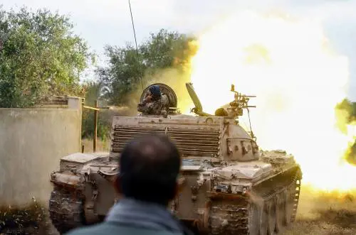 "Missili francesi tra i ribelli". Tutto l'imbarazzo di Parigi. La furia di Roma: "Chiarire"