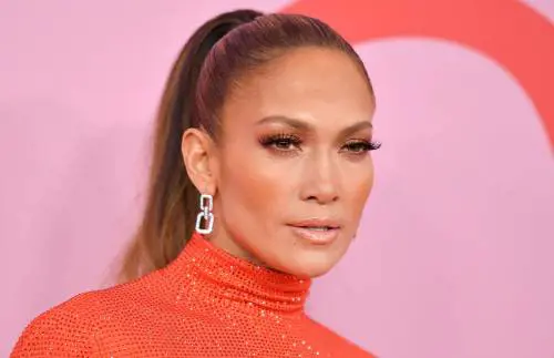 Jennifer Lopez è sexy sul  red carpet dei CFDA Awards 2019