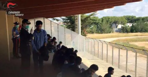 Il vicesindaco accoglie migranti: "Ma cittadini mandano foto a Salvini"