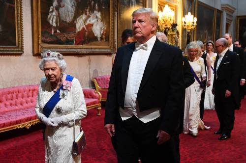 La regina regala a Trump le memorie di guerra di Churchill