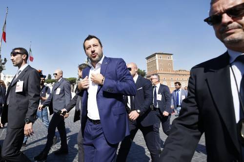 Cremona, in coda per un selfie con Salvini palpeggia 16enne: arrestato 50enne