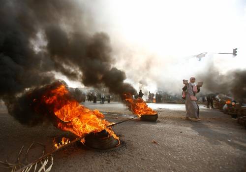 Caos in Sudan, l'esercito spara sull'opposizione: oltre 100 morti