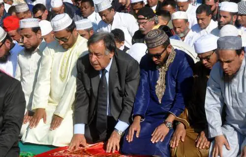 Orlando prega per il Ramadan: in prima fila nel giorno dedicato all'Islam
