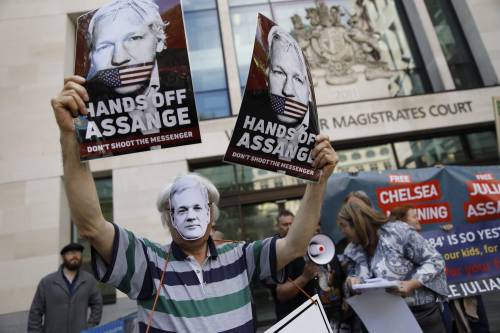 Assange, niente estradizione in Svezia. Ma il fondatore di Wikileaks è ancora a rischio