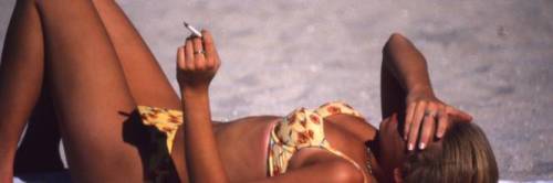 Fumare sì, ma non in spiaggia: multe da 500 euro
