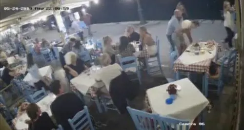 Il cibo gli va di traverso: salva la vita al turista con la manovra di Heimlich