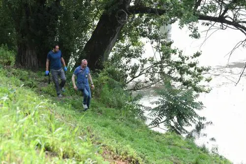 Clochard dorme sulla riva del fiume, cade e muore