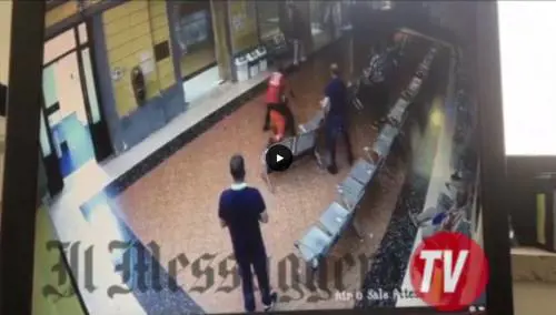 Rimesso in libertà dal giudice, pesta un portantino e fugge