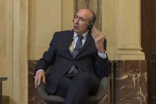 Francia, accusato di corruzione l'ex ministro dell'Interno di Macron