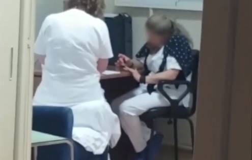 Il neonato piange in pediatria, ma le infermiere presenti si mettono lo smalto