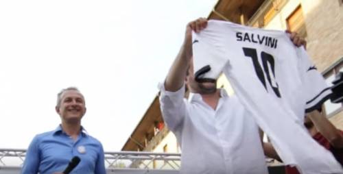 Salvini riceve in regalo la maglia del Cesena ma la società si dissocia