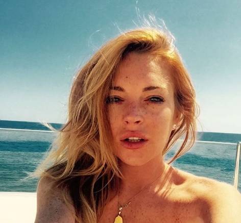 Lindsay Lohan scatta un selfie nuda per il suo compleanno
