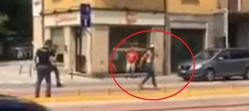 Immigrato pesta due poliziotti. Il giudice lo libera subito, lui ripete lo show