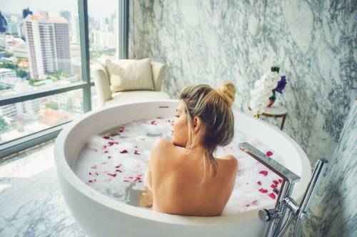 Wanda Nara e lo scatto hot nella vasca da bagno: follower in delirio
