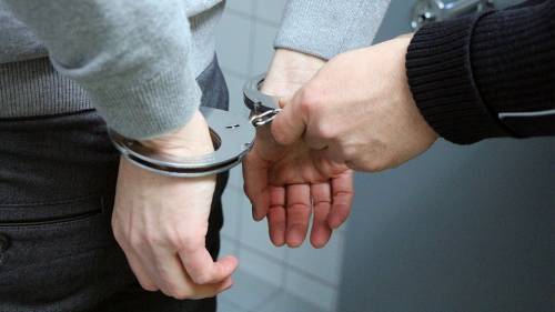 Aggredisce i vicini e picchia i poliziotti: arrestato
