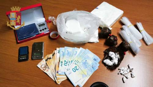 Un'intera famiglia in manette, a casa nascondeva un chilo di cocaina