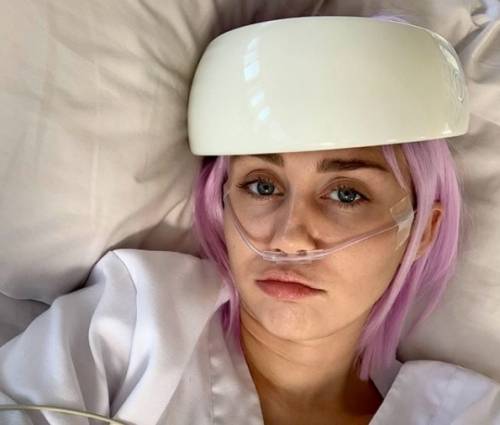 Miley Cyrus con l'ossigeno al naso, ma è uno spoiler della serie "Black Mirror"