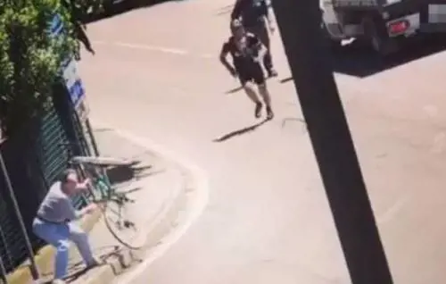 Ciclista perde la testa: aggredisce due pedoni. Ma scatta la vendetta