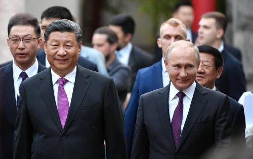Trump-Macron, scoppia la pace tra nemici. Ma Putin e Xi organizzano il contro D-Day