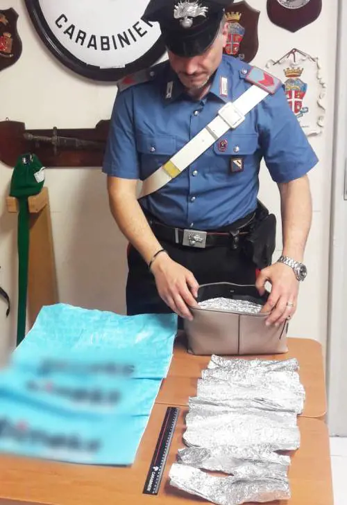 Trucco della ladra rom per rubare i vestiti. Ma i carabinieri capiscono tutto