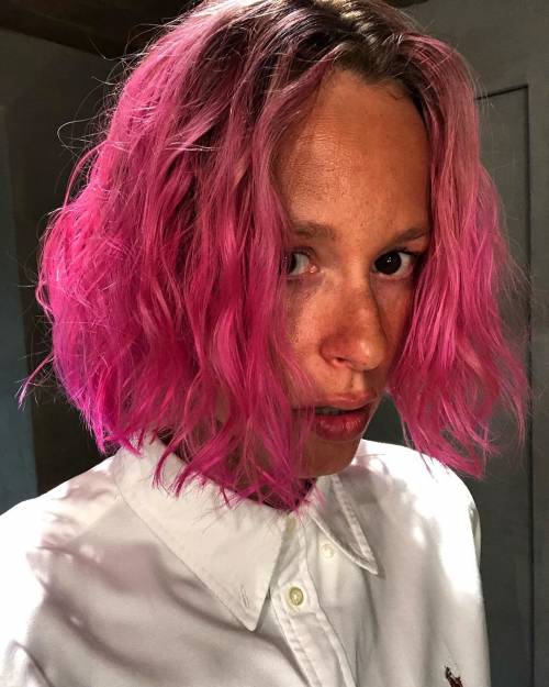 Federica Pellegrini si tinge i capelli di fucsia e sorprende i fan