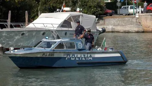 Venezia, nuotano nel Canal Grande, denunciati turisti americani 